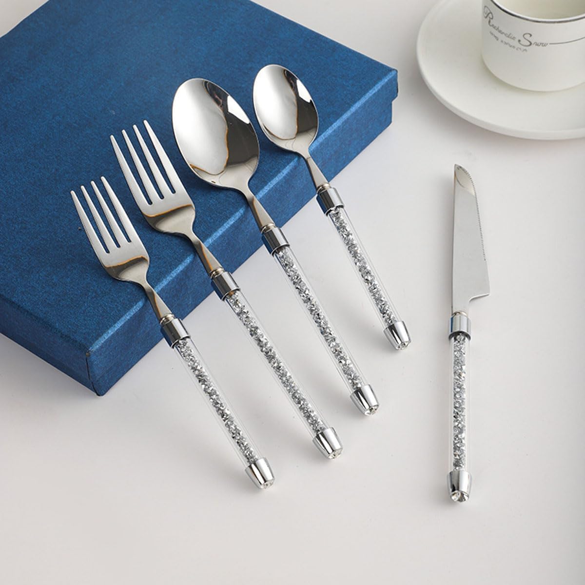 Ce Service de Couverts de 40 pièces en Acier Inoxydable avec Manches en Cristal est idéal pour 8 Personnes. La Vaisselle polie Miroir est Parfaite pour la Maison, la Cuisine et Les restauran