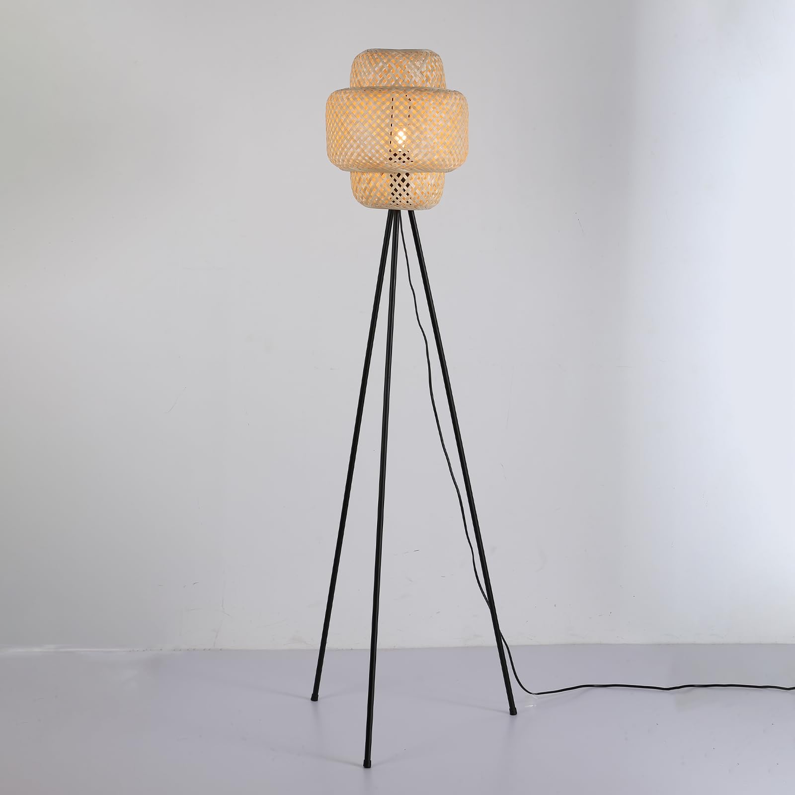 Alpinaluz Lámpara de Pie Trípode E27 Mimbre Natural Base Negra | Pantalla tejida a mano Ø30 cm y estructura metálica negra, estilo boho rústico para salón, dormitorio y lectura