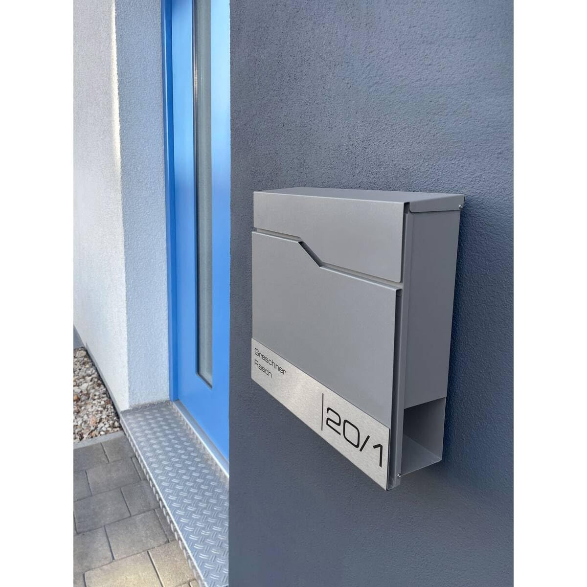 Metzler Cassetta Postale da Parete Grigio Alluminio RAL 9007 – Cassetta postale di design con targhetta nominativa in acciaio inox V2A incisa al laser e vano portagiornali – Modello Enno