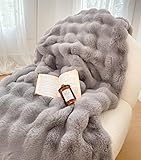 Pflegeleicht: Diese schöne Kuscheldecke ist bei einer maximalen Waschtemperatur von 30°C in der Maschine waschbar. Sie verzieht sich nicht und trocknet schnell. Um die Decke nach dem Waschen weich zu halten, hängen Sie sie bitte zum natürlichen Trocknen auf, bügeln oder bleichen Sie sie nicht, um Schäden an der Decke zu vermeiden.