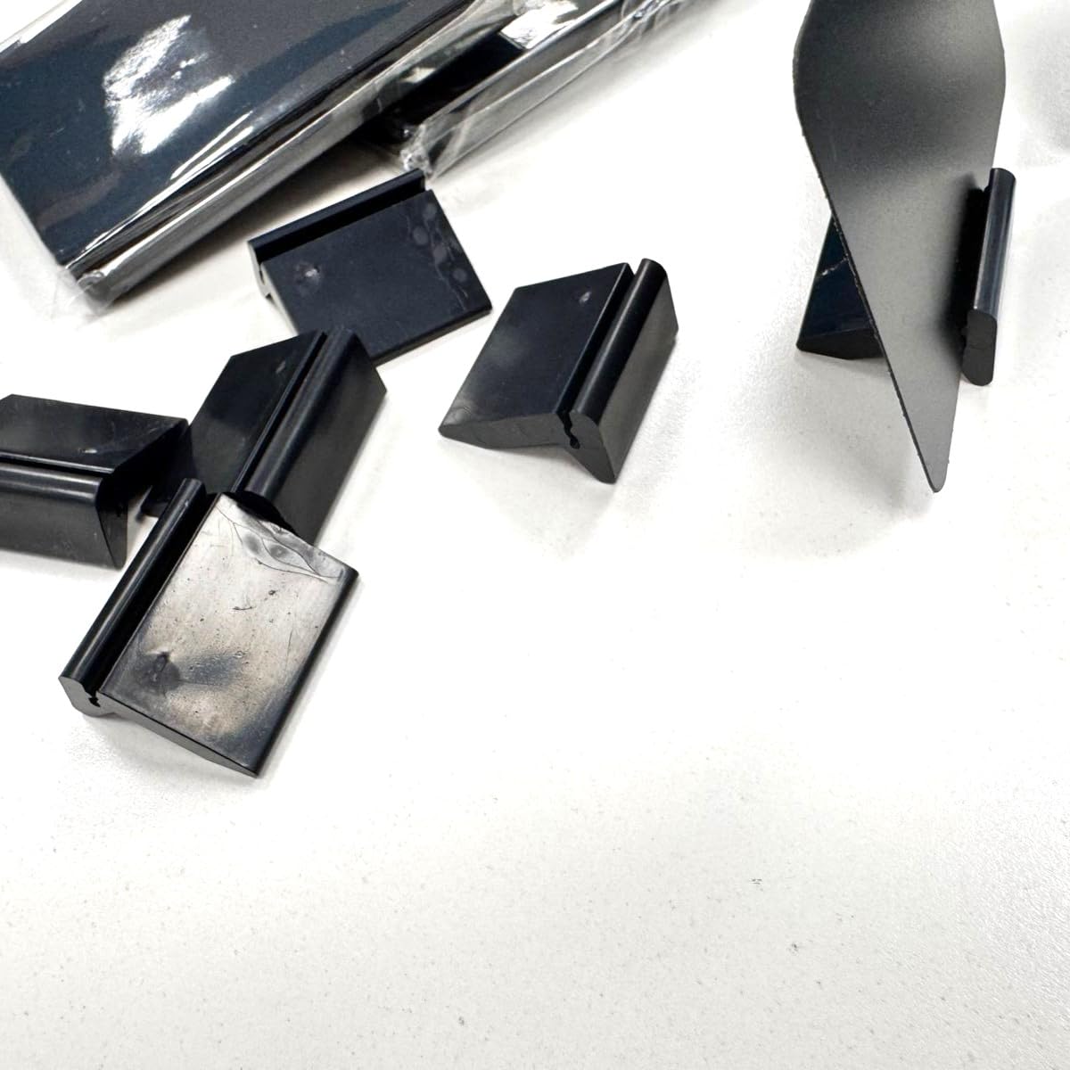 Confezione da 40 lavagne sintetiche riutilizzabili + 40 basi da 25mm + pennarello a gesso liquido, Porta Prezzi Lavagna Sintetica, Lavagne per Prezzi, Mini Lavagne per Porta Prezzi (Nero)