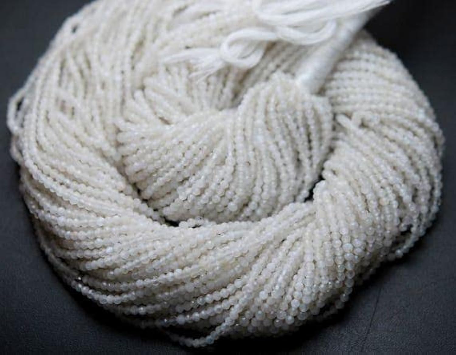 Pierre de lune blanche facettée pour créer des bijoux bohèmes au quotidien