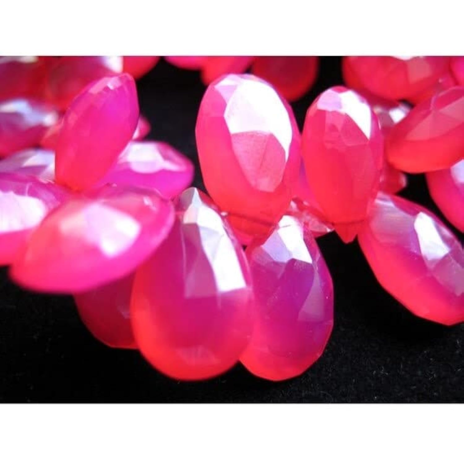 Chalcédoine rose fuchsia naturelle en poires facettées haut de gamme pour joaillerie