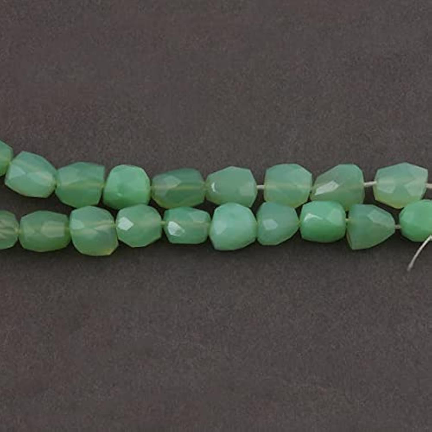 Chrysoprase verte facettée en pépites de qualité gemme pour la haute joaillerie