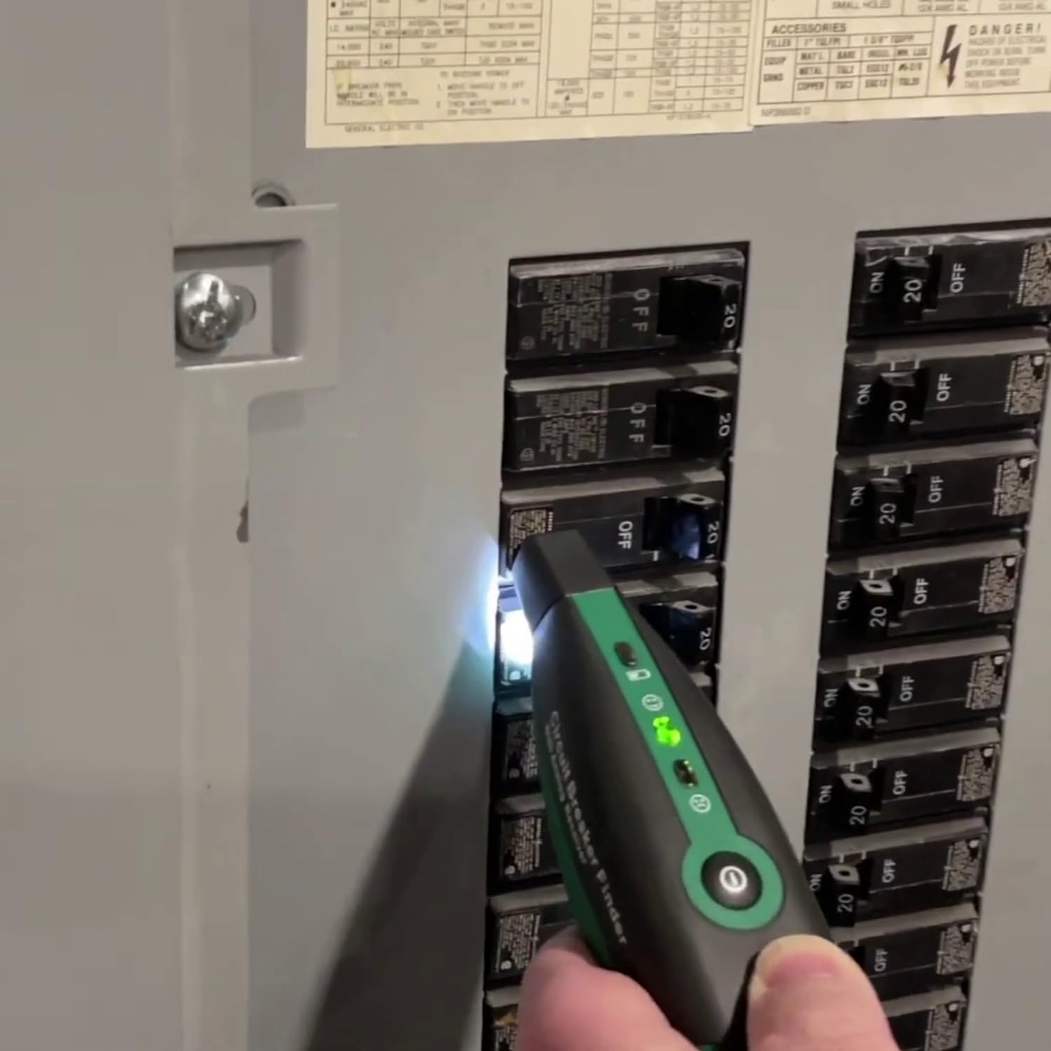 KPS-CC820 Comprobador de enchufes y localizador de protecciones