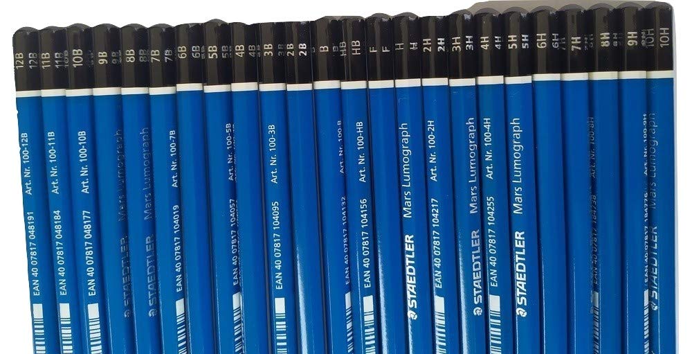 Staedtler Mars Lumograph Lot de 24 crayons en bois dans une boîte de rangement pratique en plastique avec règle en aluminium de 15,2 cm et 20,3 cm