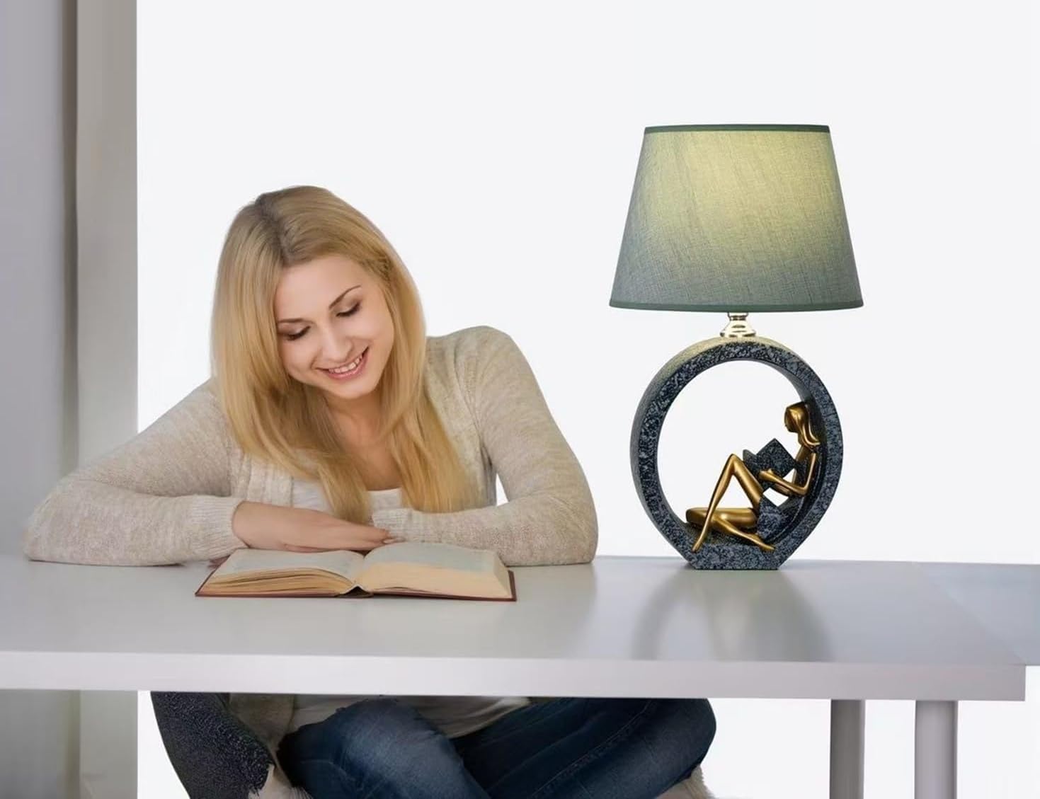 Creative Girl Lampe de bureau décorative avec base de figurine de lecture, vert noirâtre et or, hauteur 43 cm, abat-jour blanc, décoration artistique