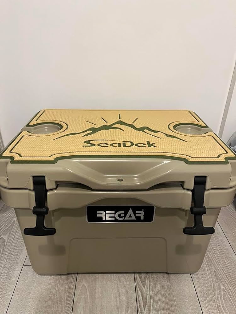 Amazon | オリジナルマット(SeaDek)付ハードクーラーボックス