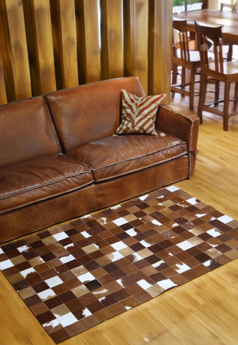 Tapis en peau de vache unique fait à la main d'une élégance rare