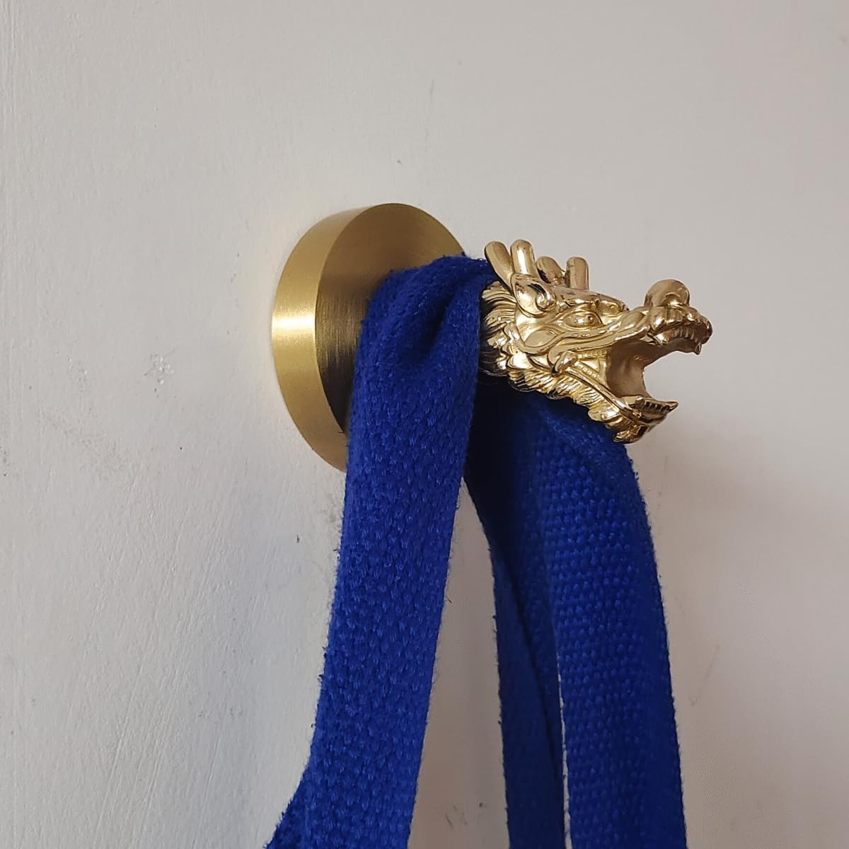 Gancho de latón para baño, gancho de bata dorado cepillado, gancho de pared decorativo de dragón para colgar abrigos, toallas, llaves para baño, cocina, garaje, montado en la pared