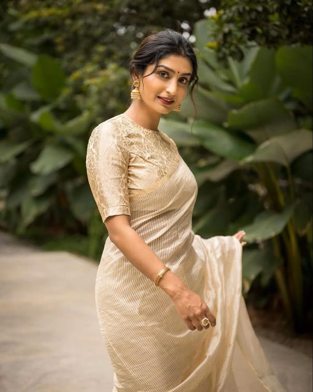 Flosive Women's Kanjivaram Off White Soft Silk With Jaquard Border & Weaving Saree