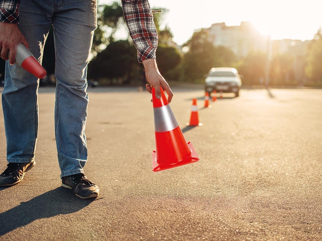 Perel Pachołek ostrzegawczy odblaskowy 30 cm, czerwono srebrny, LDPE, z 1 pasem odblaskowym, do bezpieczeństwa, sportu i wyznaczania stref
