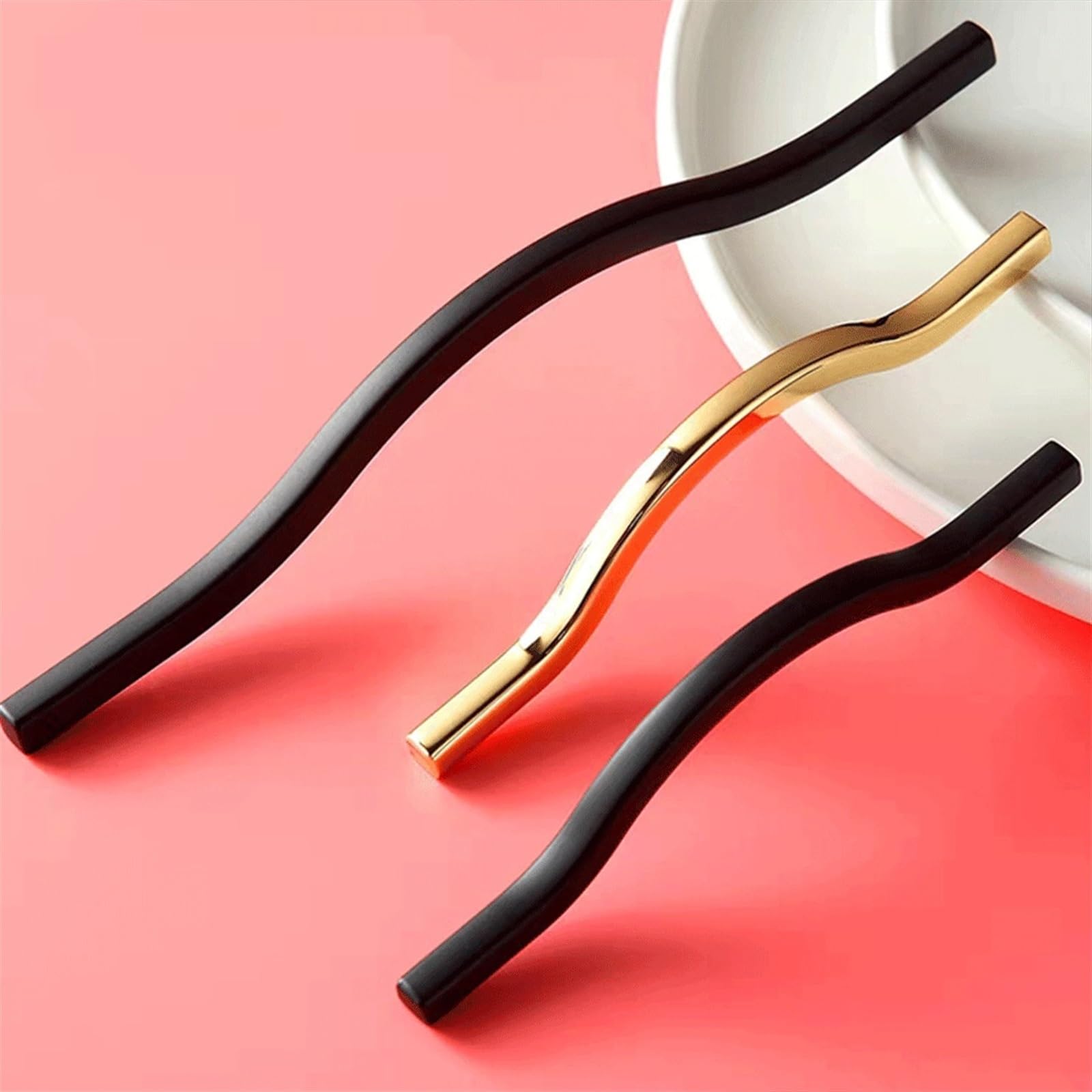 Boutons de tiroir de garde-robe noirs pour moderniser vos meubles de cuisine