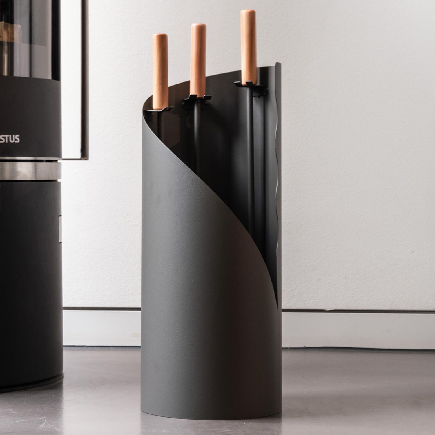 raik Kaminbesteck Otto 3-teilige Kamingarnitur aus Besen Schaufel Schürhaken im Ständer 64 cm Holzgriffe Stahl Grau für Kaminöfen, Feuerstelle, Küchenherd Kaminpflege