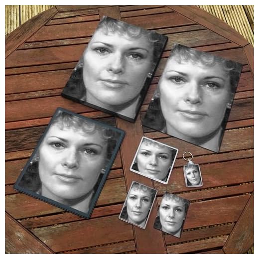 ANNI-FRID LYNGSTAD – Original konst presentset #js003 (inkluderar – A4-duk – A4-tryck – underlägg – kylskåpsmagnet – nyckelring – musmatta – skisskort)