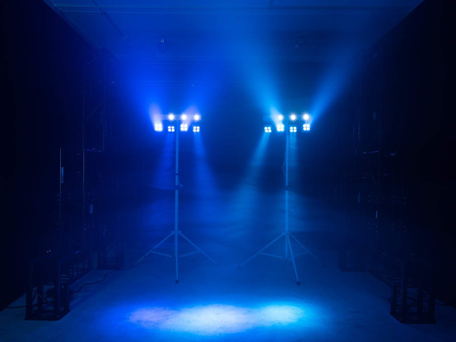 EUROLITE LED KLS-180 Kompakt-Lichtset weiß | Bar mit 4 RGBW-Spots und 4 weißen Strobe-LEDs
