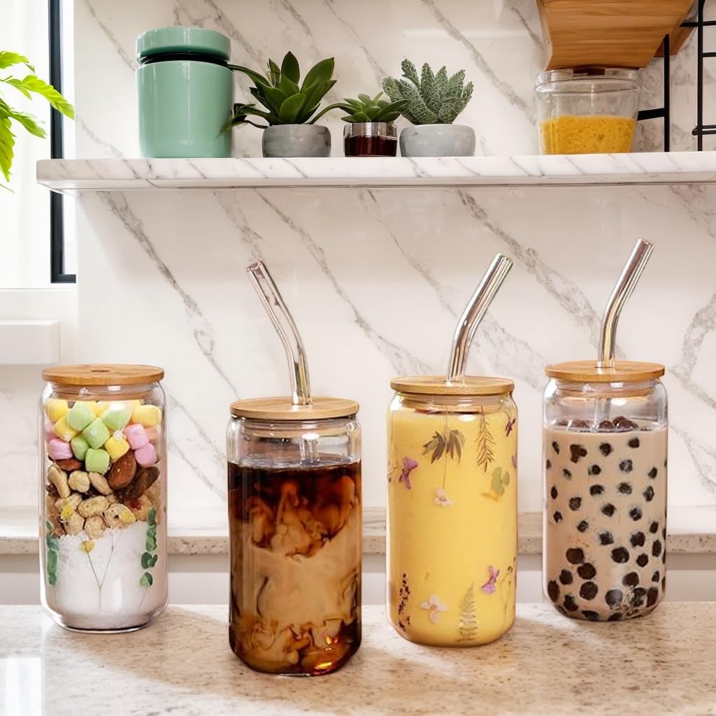 4 glass cups, 4 bamboo lids and 4 straws, as well as 2 straw cleaning brushes. 16 oz iced coffee, drinking set with lids, suitable for beer, cocktails, iced coffee, iced water, tea and lattes