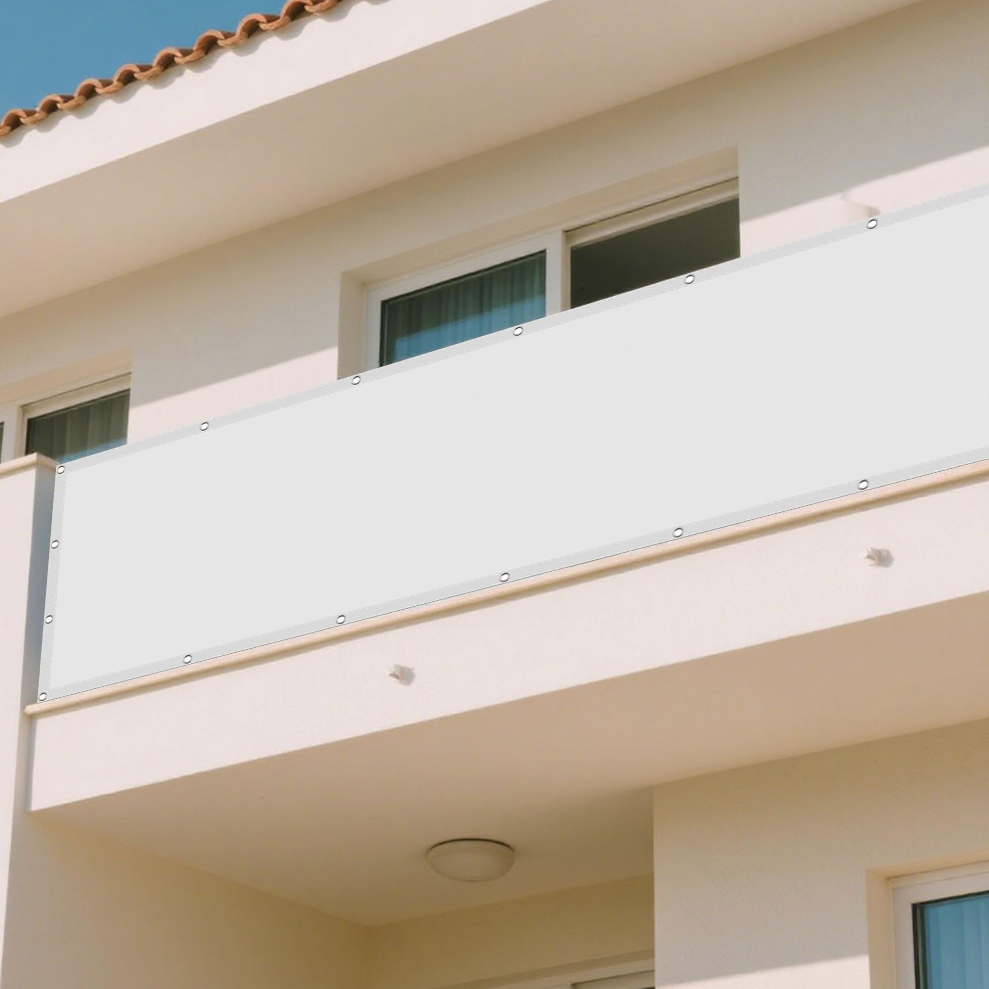 Voile d'ombrage impérmeable blanc sur terrasse et balcon pour repas d'été à l'abri de la pluie