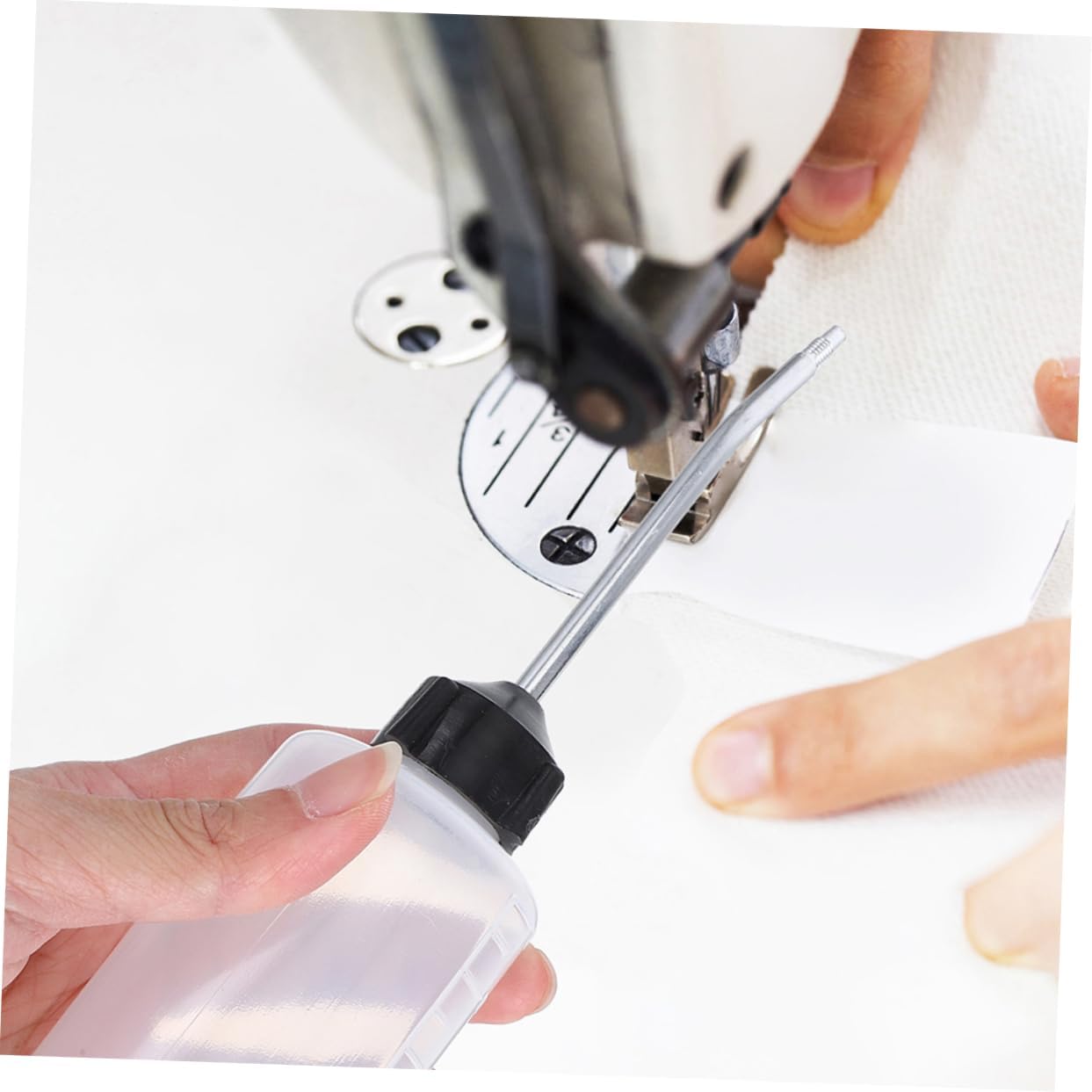 2pcs Sewing Machine Oil Dispenser Bottles Spout Cap Durable Oiler Squeeze Bottles for Engine Oil Crafting Tools and Embroidery Accessories