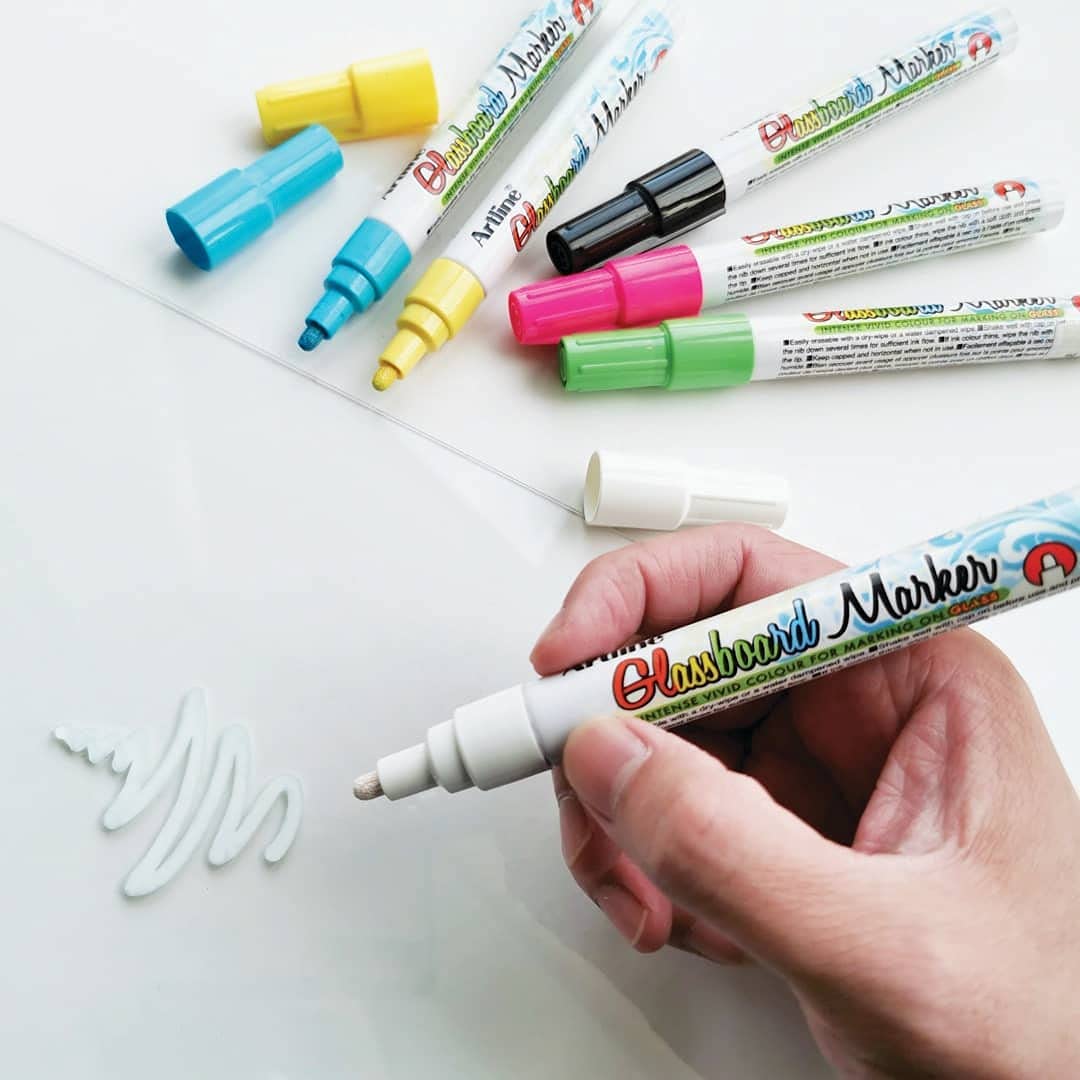 OSAMA Artline - Pennarelli Lavagna Bianca Cancellabile, Vetro e Altre Superfici, Set 4 Pezzi - Pennarelli Punta Media Tonda 2 mm per Cartoleria Scuola e Ufficio, Pennarelli Lavabili Multiuso