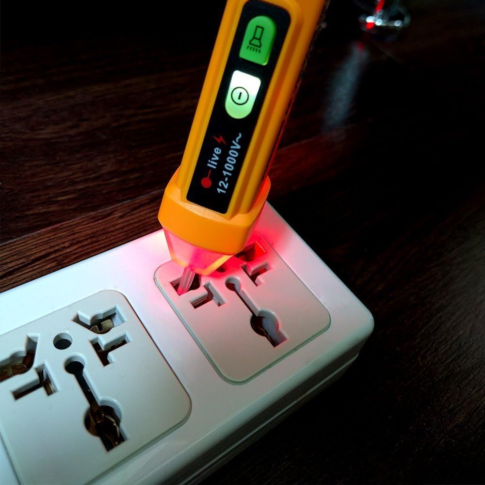 PeakMeter PM8908B detecting voltage in an outlet