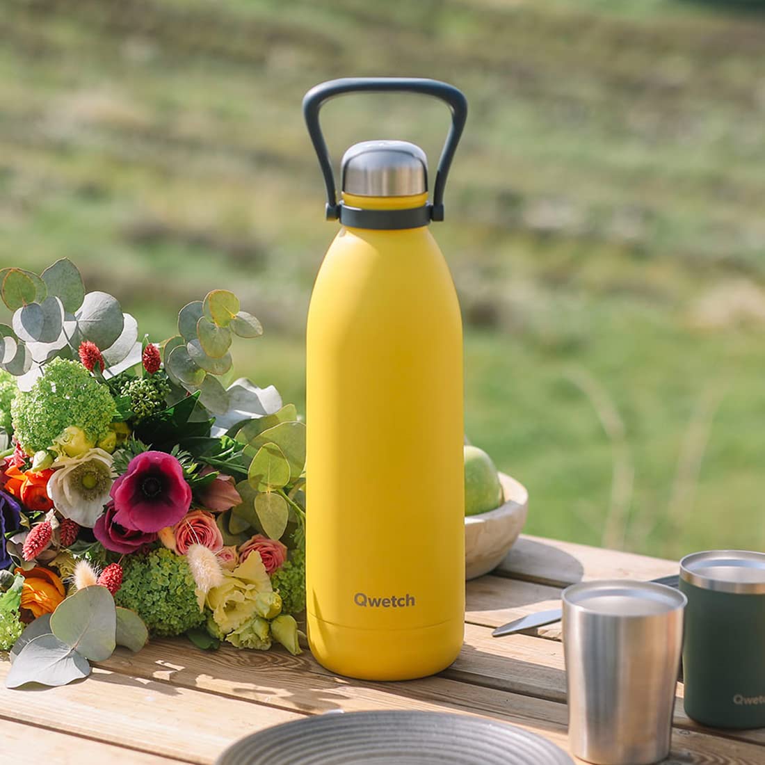 Qwetch - Botella Térmica Grande Inox 1,5L Amarillo Titan - 48h Frío y 16h Caliente - Hermética & Sin BPA - Cantimplora de Acero Inoxidable con Asa - Termo para Camping, Picnic, Familia