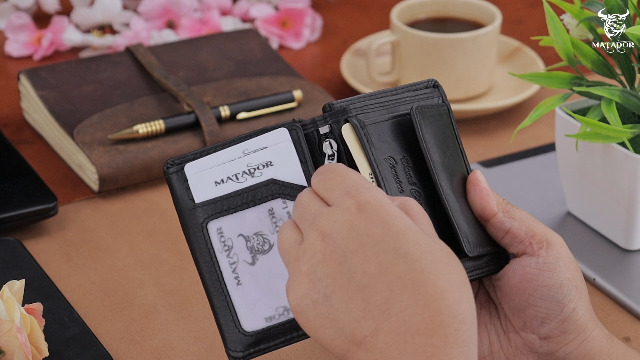 MATADOR Porte Carte Homme Cuir #Vienne Mini Portefeuille avec élégante Boîte Cadeau, Luxe Porte Carte Homme RFID, Portefeuille Petit Format avec de Nombreux Compartiments à Cartes en Bleu Marine