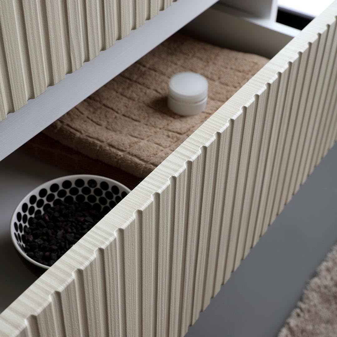 Kiamami Valentina - Mobile sospeso 100cm bianco con cassetti rovere cannettato e lavabo in ceramica | Bilbao