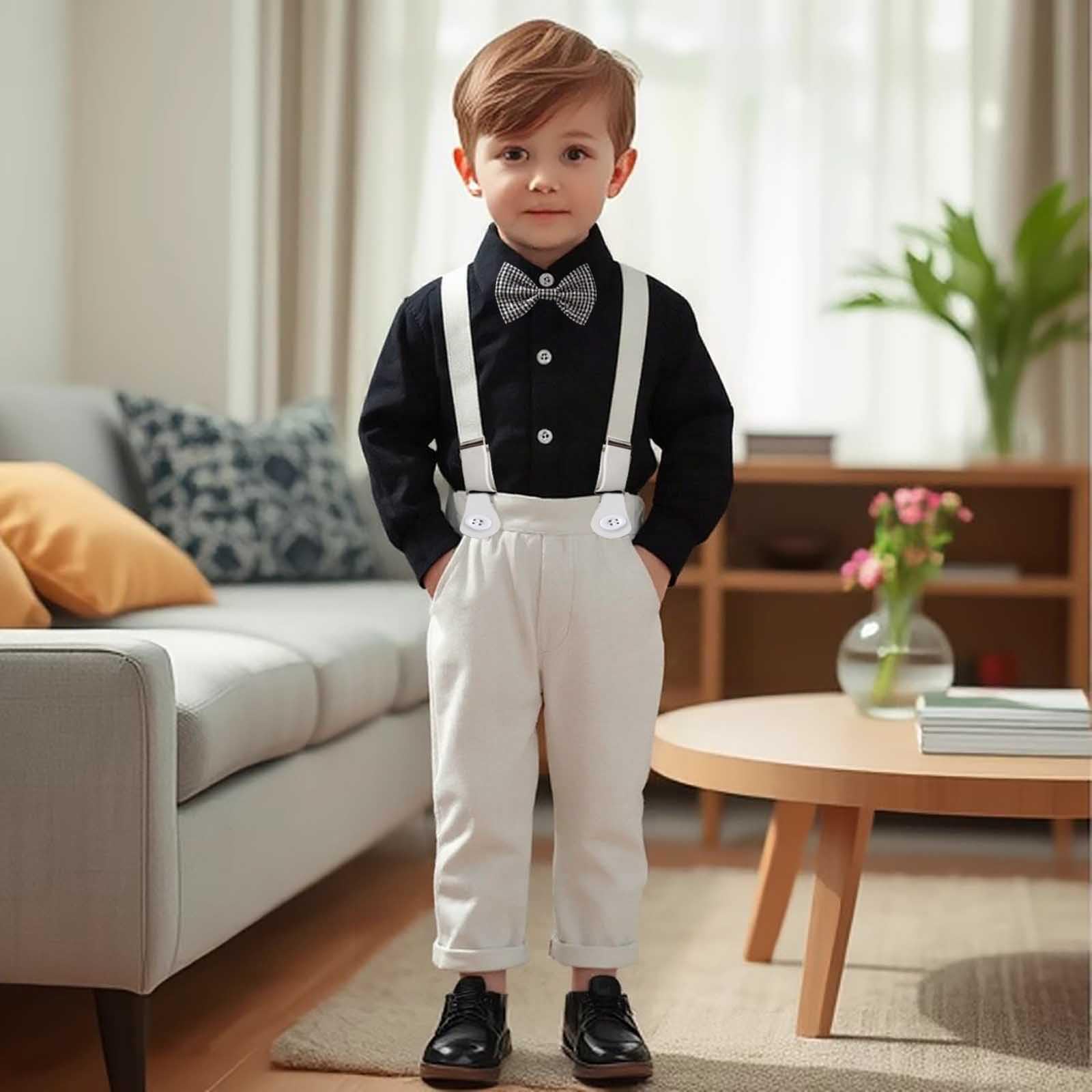 Set tinta unita maniche lunghe e pantaloni, look classico per bambino.