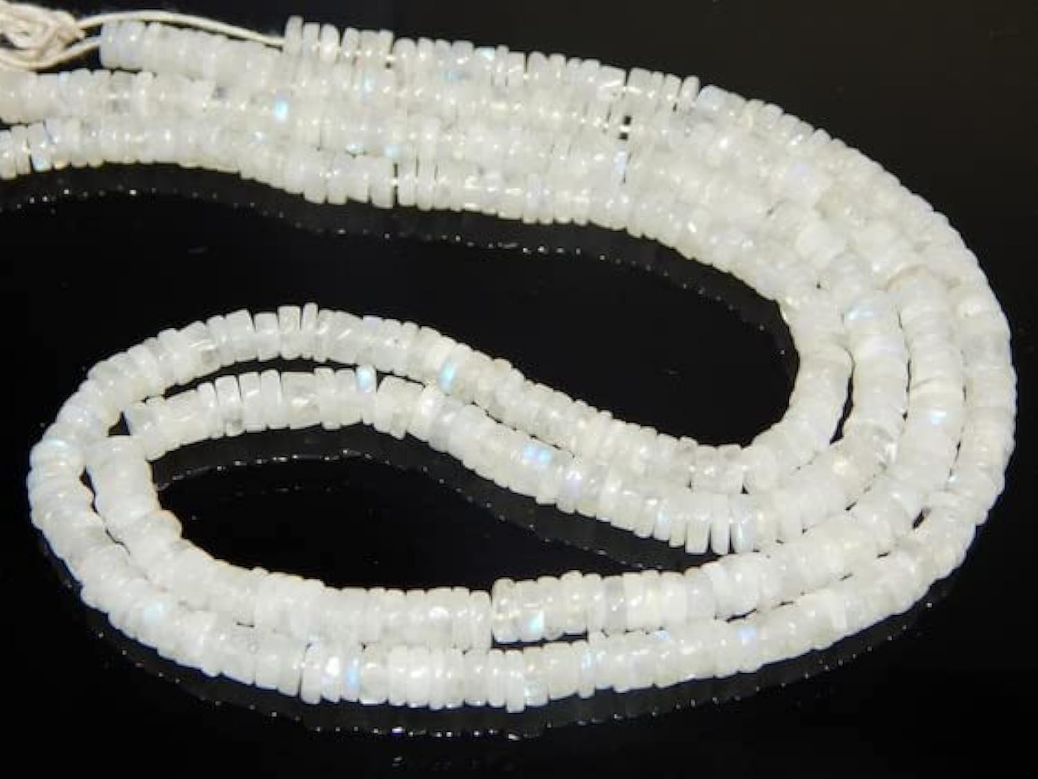 Fil de perles heishi beads en pierre naturelle blanche pour offrir un bijou unique