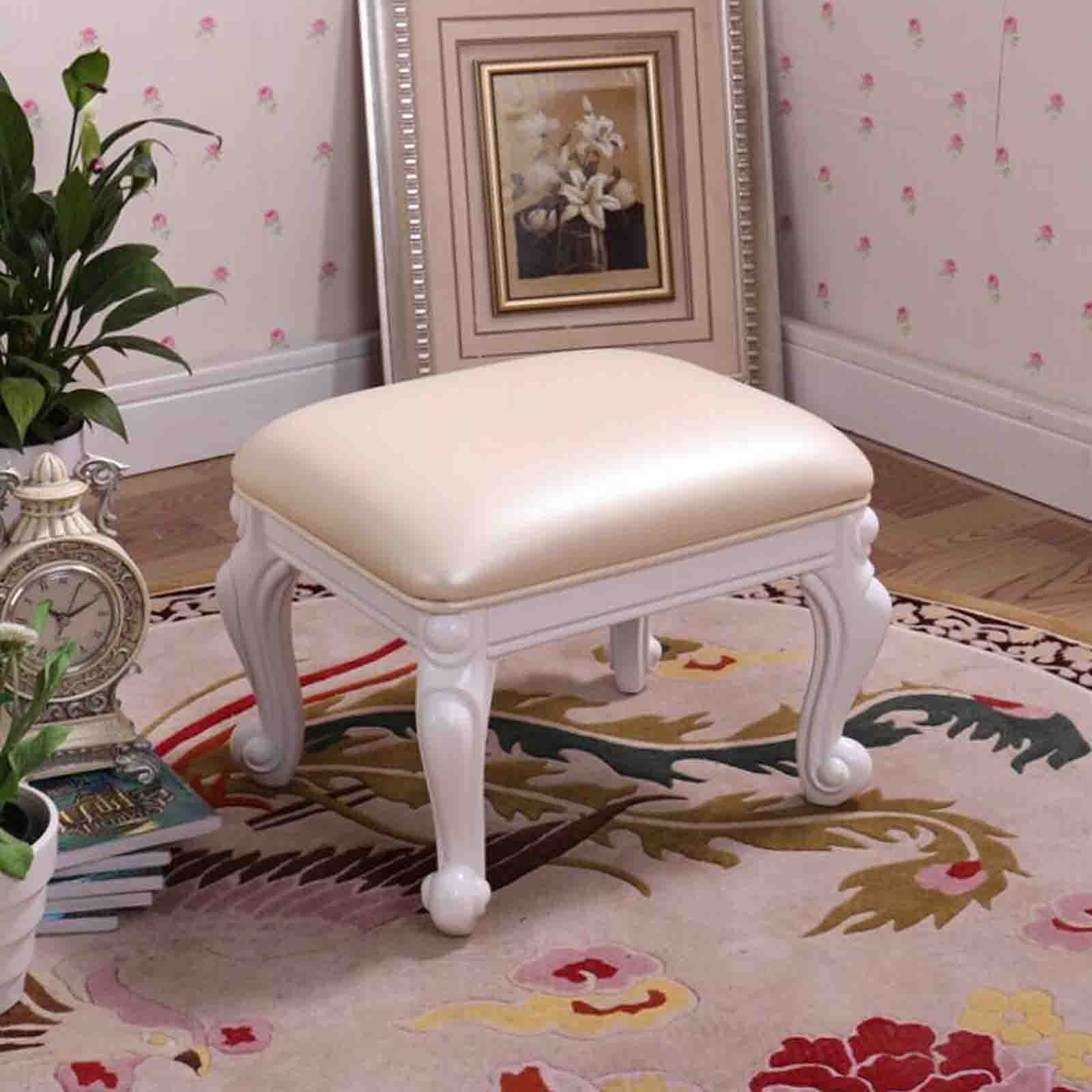 Tabourets ottomans en cuir capitonné et bois sculpté pour un salon raffiné