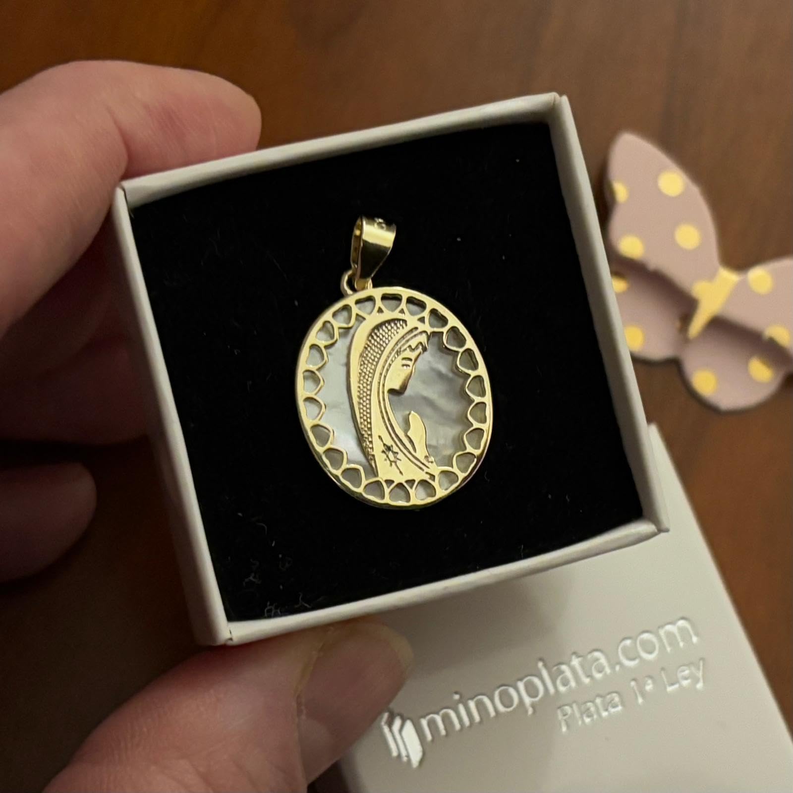 Medalla ovalada de la Virgen Niña en Plata dorada y Nácar
