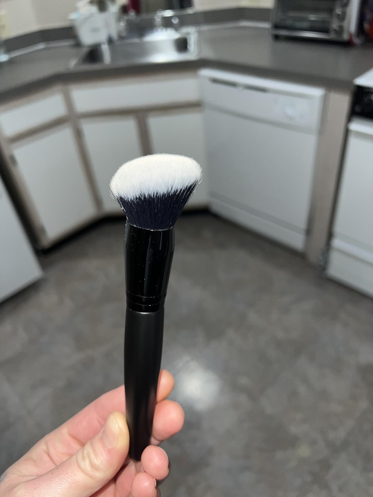 e.l.f. Smooth Swipe Foundation Brush, Face Makeup Brush For A Natural-Looking Finish, For Liquid & Cream Formulas, Vegan & Cruelty-Free