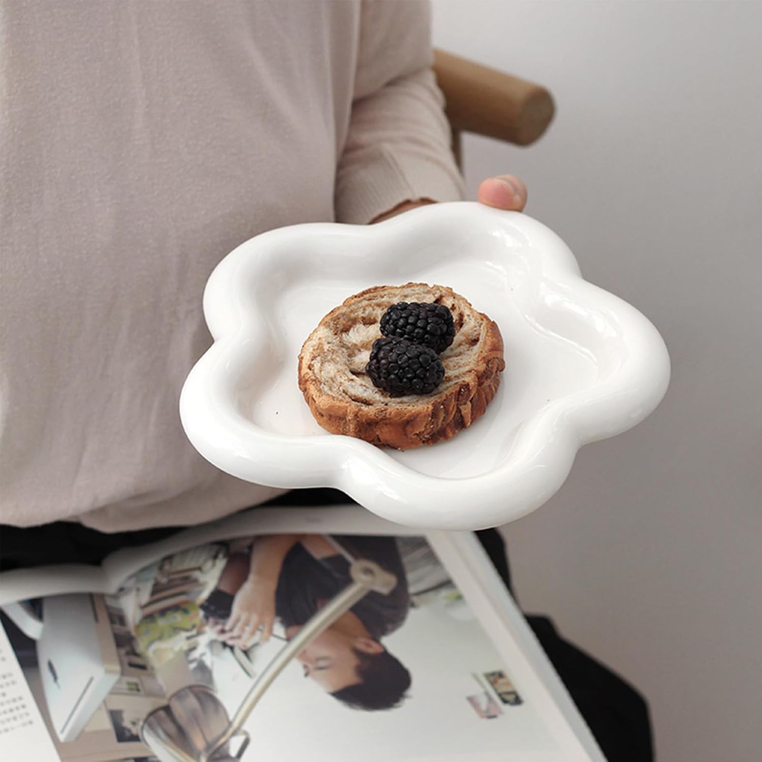 Small Ring Holder Dish, Ceramic Jewelry Dish Tray, Flower Shape Jewelry Tray for Women, Room Decor Aesthetic Trinket Dish, Wedding Engagement Jewelry Plate Bowl for Earrings Keys Perfume Gift