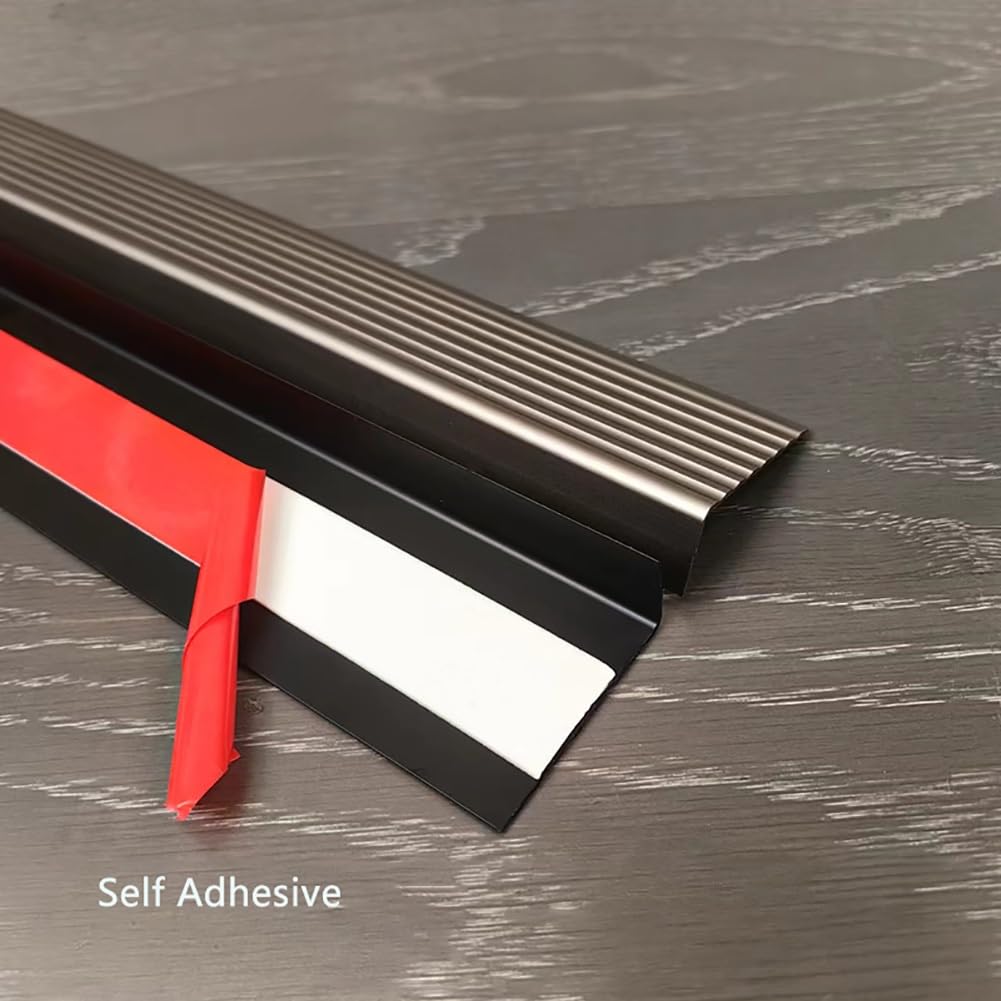 Profilo Antiscivolo Autoadesivo per gradini da 39"/47", a Forma di L, scanalato, scanalato, in Alluminio, per gradini Interni/Esterni, 1 5/8" x 3/4", Argento, 4x2x150cm. Sicurezza e Durata.