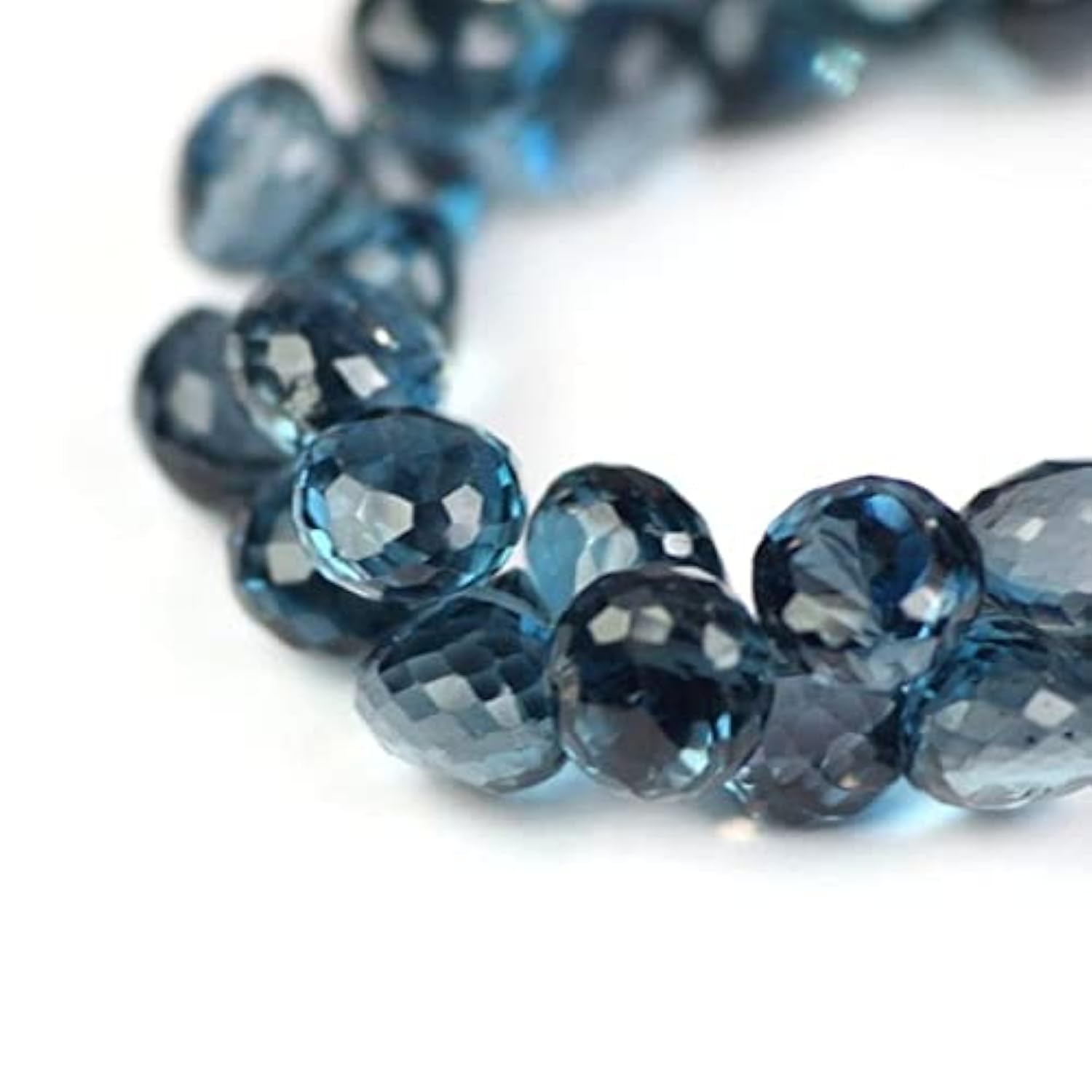London Blue topaze briolettes pierres naturelles pour sublimer vos bijoux du quotidien