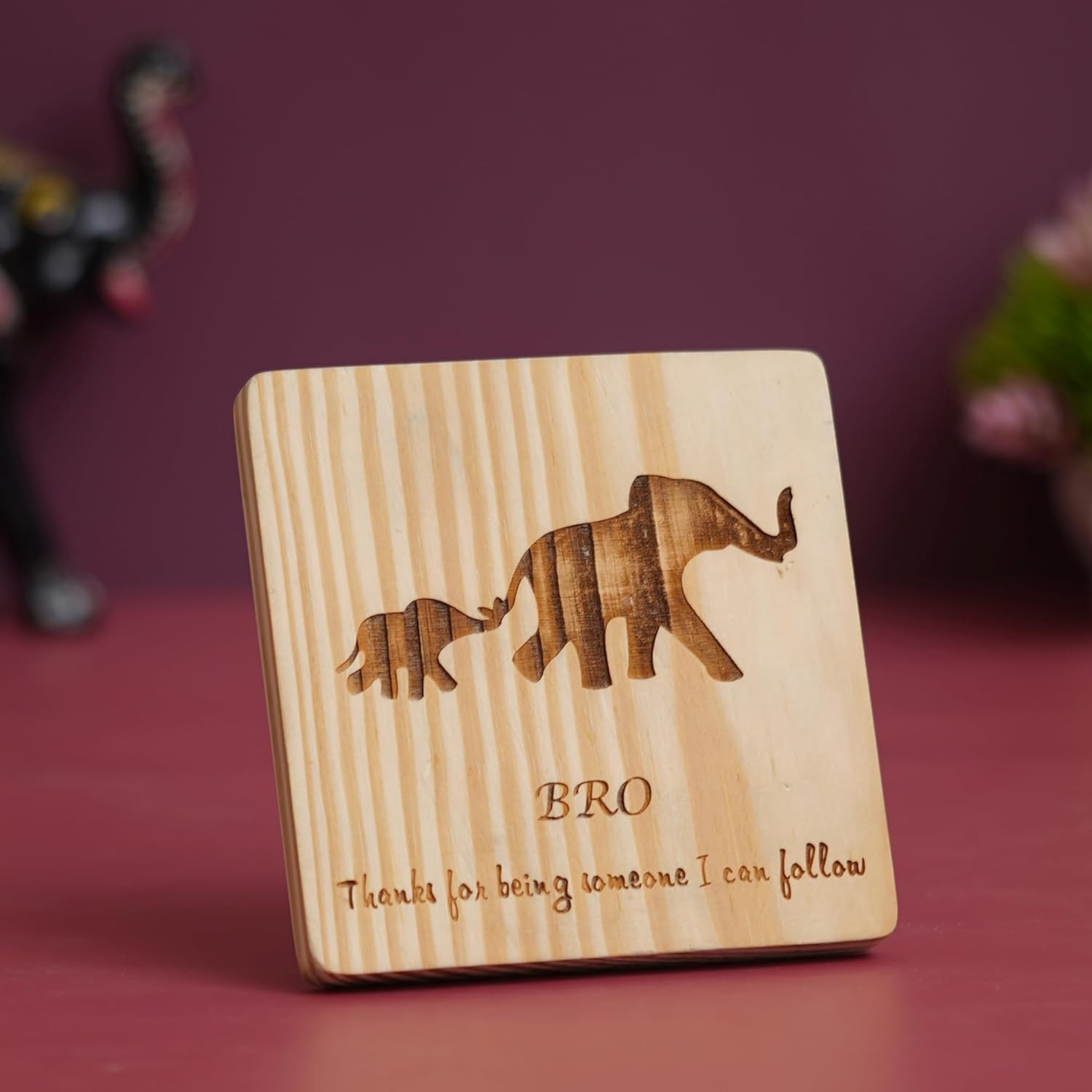 Décoration éléphants en bois marron pour l'anniversaire d'un frère