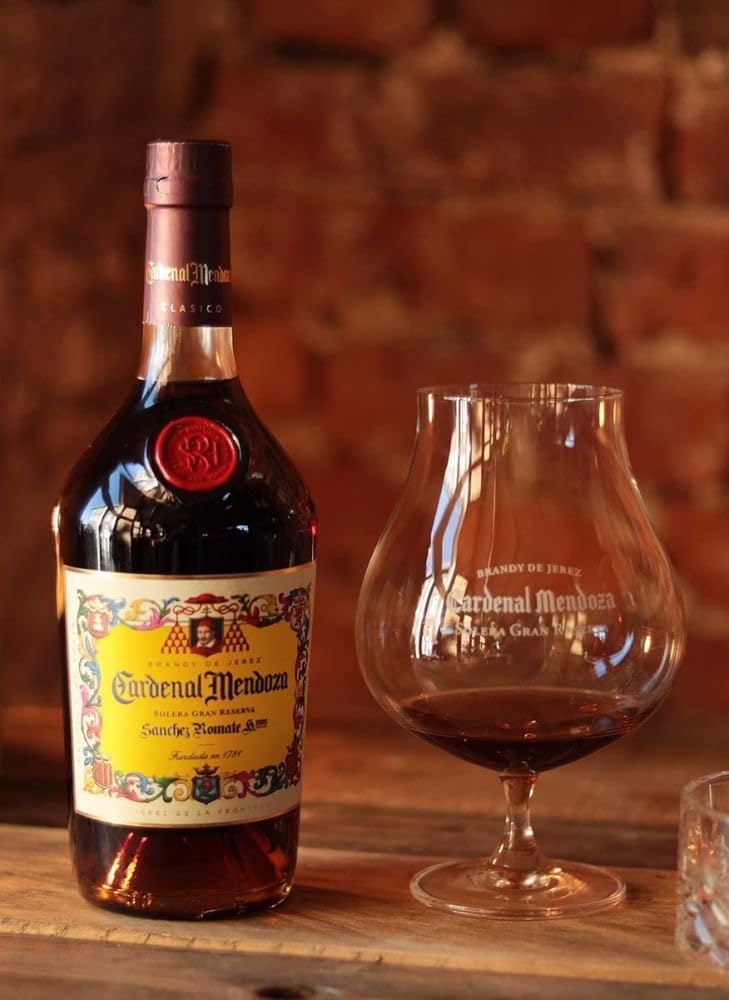 Cardenal Mendoza Clásico Solera Gran Reserva, Brandy de Jerez (1x0,7l) 40% vol - In edler Geschenkverpackung mit Brandyglas - 15 Jahre im Solera-System gereift, ausgewogener Geschmack, angenehm süß