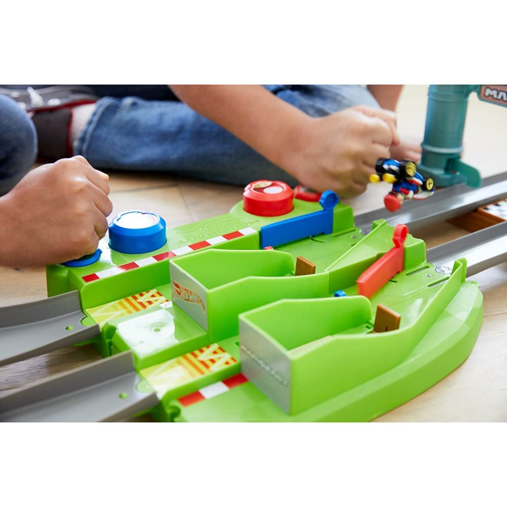 Hot Wheels HFY15 - Mario Kart Mario Circuit Trackset Deluxe zawierający 2 samochodziki, od 5 lat | Zestaw wyścigowy zawiera Booster, Plus Die-Cast Toy Mario i Yoshi Kart Pojazdy (tylko Amazon)