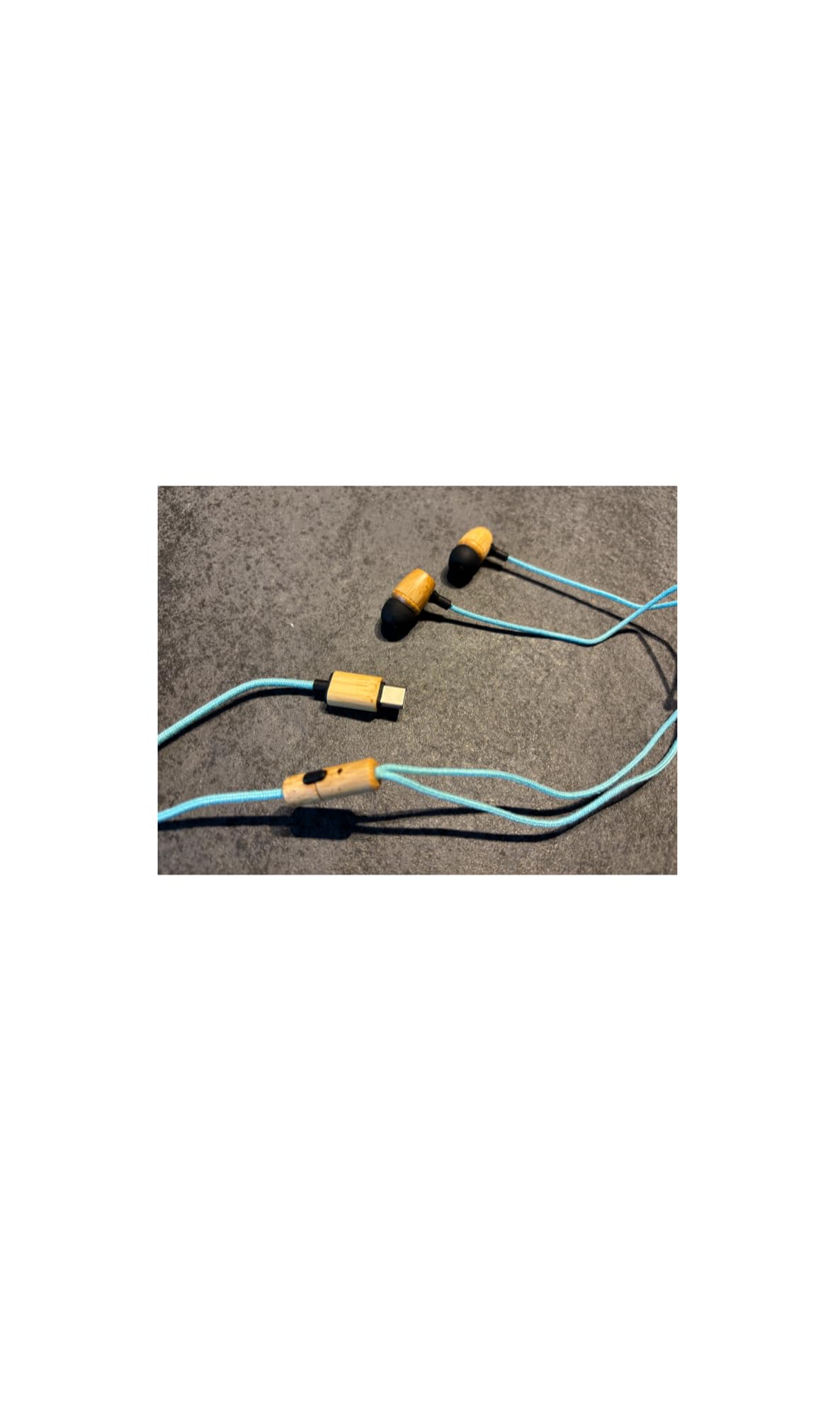 木製ハウジングの有線イヤフォン ASCII.jp：イヤホン「Que」は木製ハウジングとベリリウム振動膜