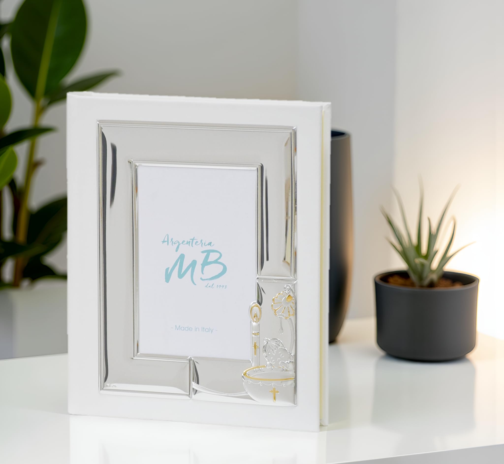 Album Fotografico per il Battesimo Personalizzabile con Incisione del nome, della data o di una dedica, Realizzato in Ecopelle Bianca con Cornice in Argento PVD Lucido e Satinato