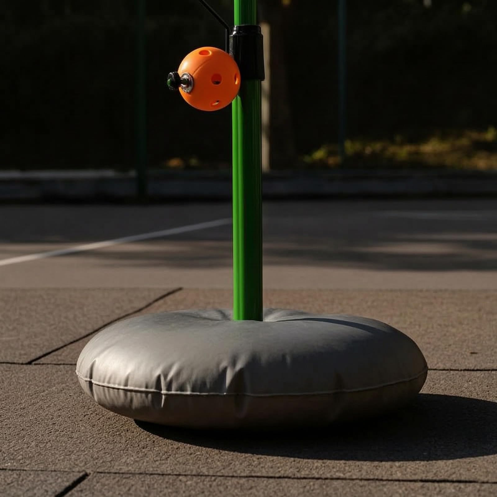 Pickleball Dispositivo Allenamento Racchetta Pagaia Palla con Braccio a Molla Curvo Palla Forata Palo Regolabile Base Zavorrata Copertura Grigia