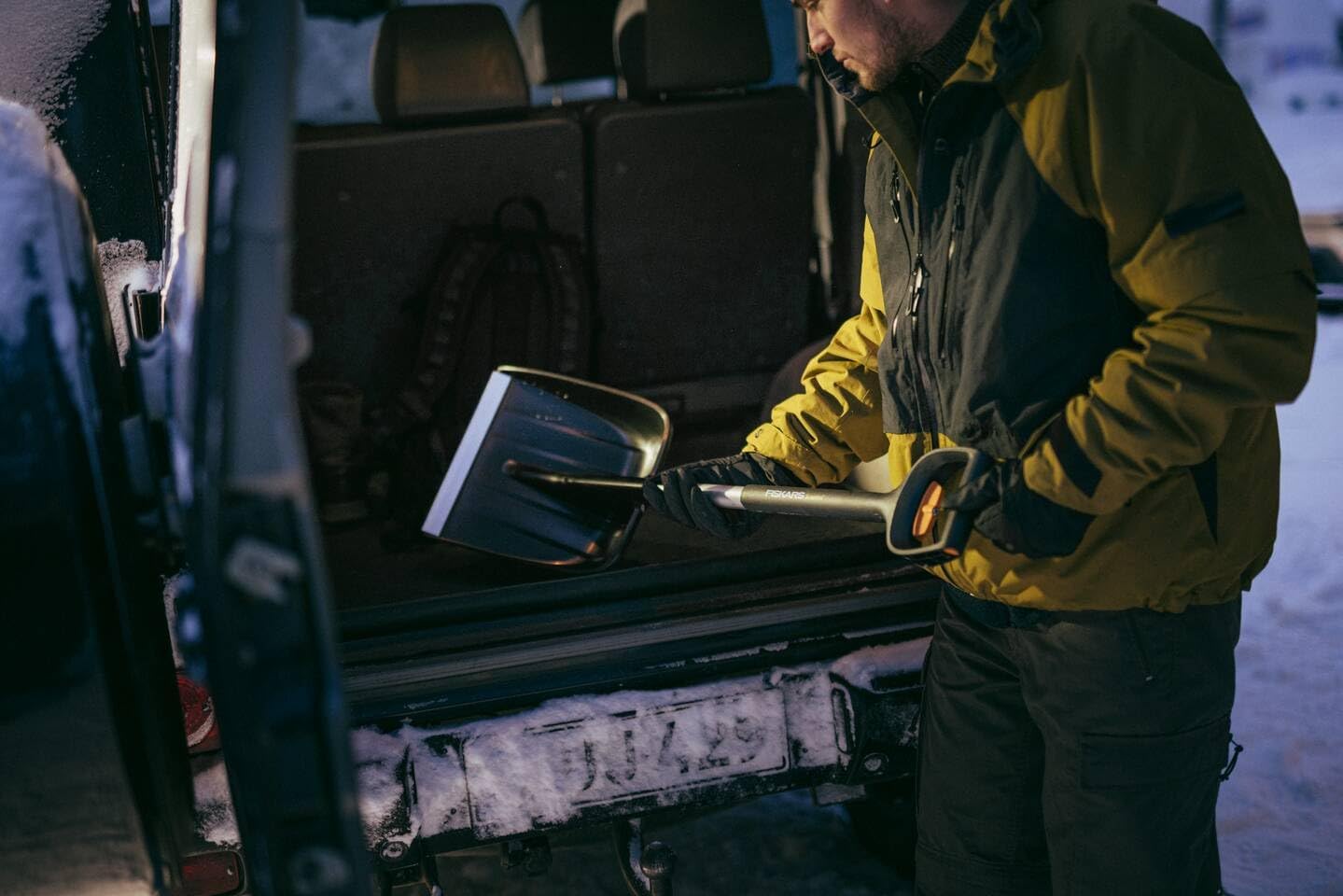 Fiskars Auto Snow Shovel, X-series, Telescopic, Length: 79.5-98.7 cm, Aluminium/Steel/Plastic, Black/Silver, 1057187