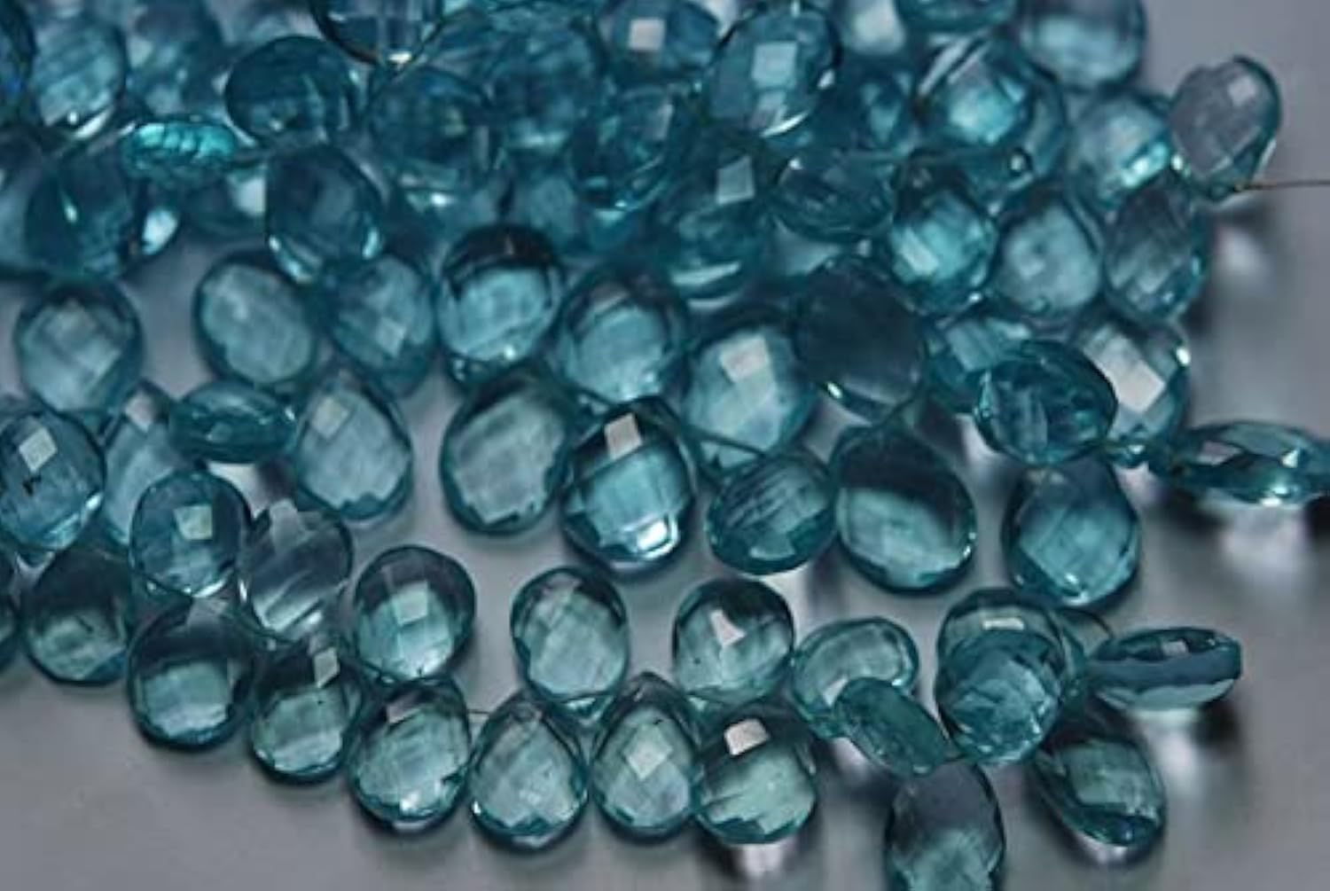 Quartz bleu ciel briolette poire facettée 10x14mm pour création de bijoux