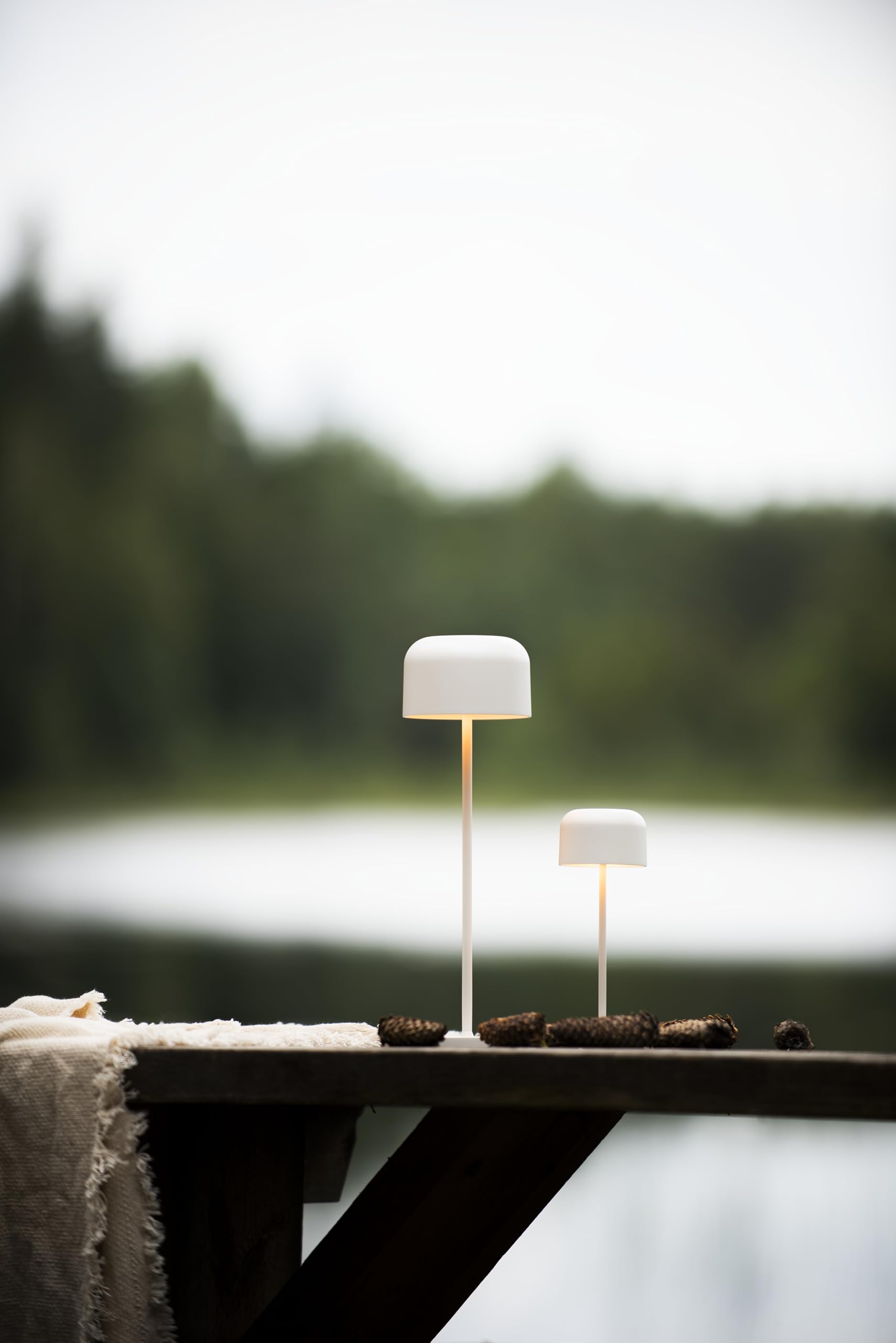 Konstsmide Lámpara de mesa inalámbrica recargable con control táctil y 2 modos de color y base de carga USB incluida, luz alimentada por pilas para uso en interiores o exteriores