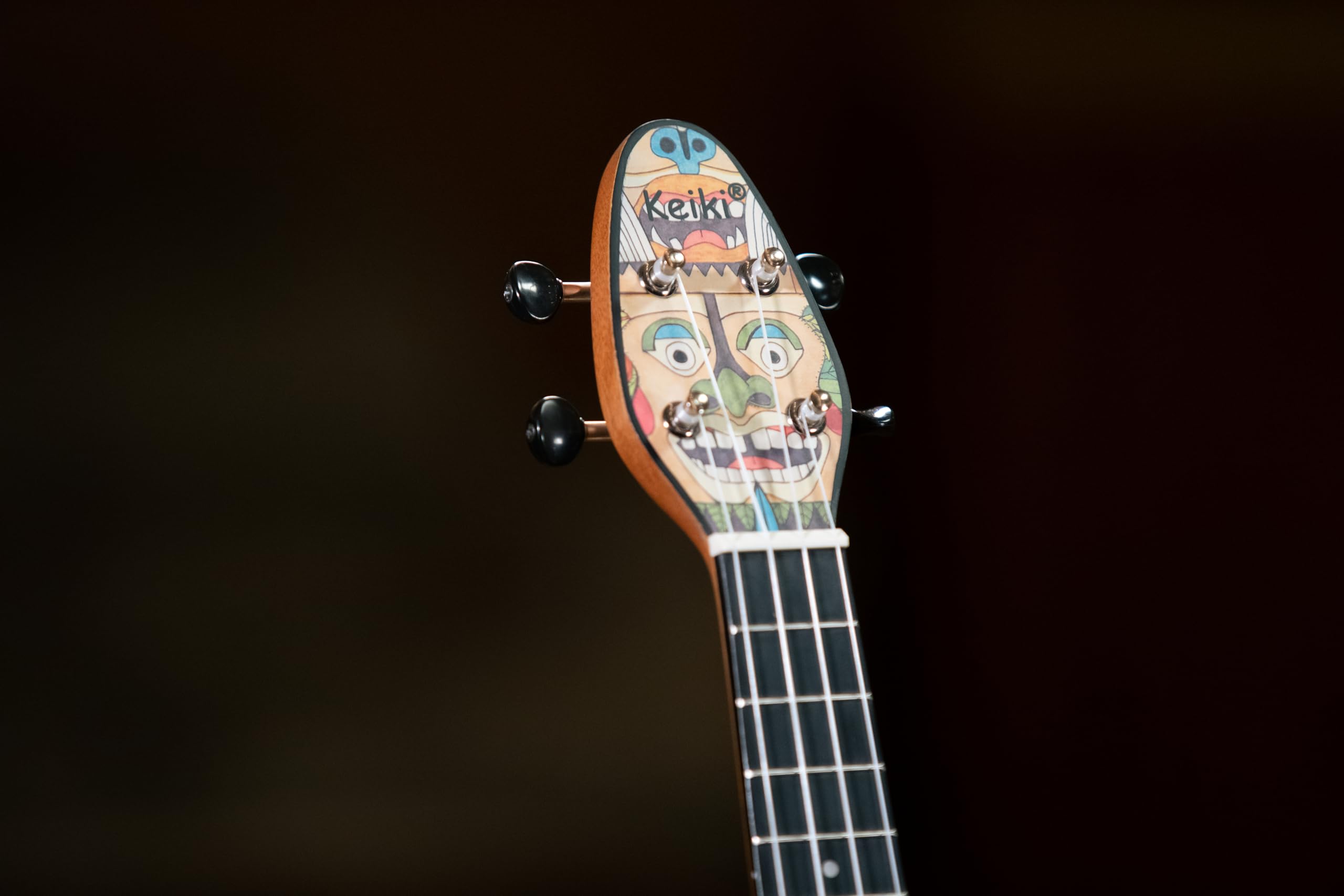 Ortega Guitars Ukelele Soprano - Keiki K2 con diseño Totem - incluye afinador, 5 puas de grosor medio y funda estilo bolsa con cuerdas con logo Keiki - madere de Kauri, K2-TM