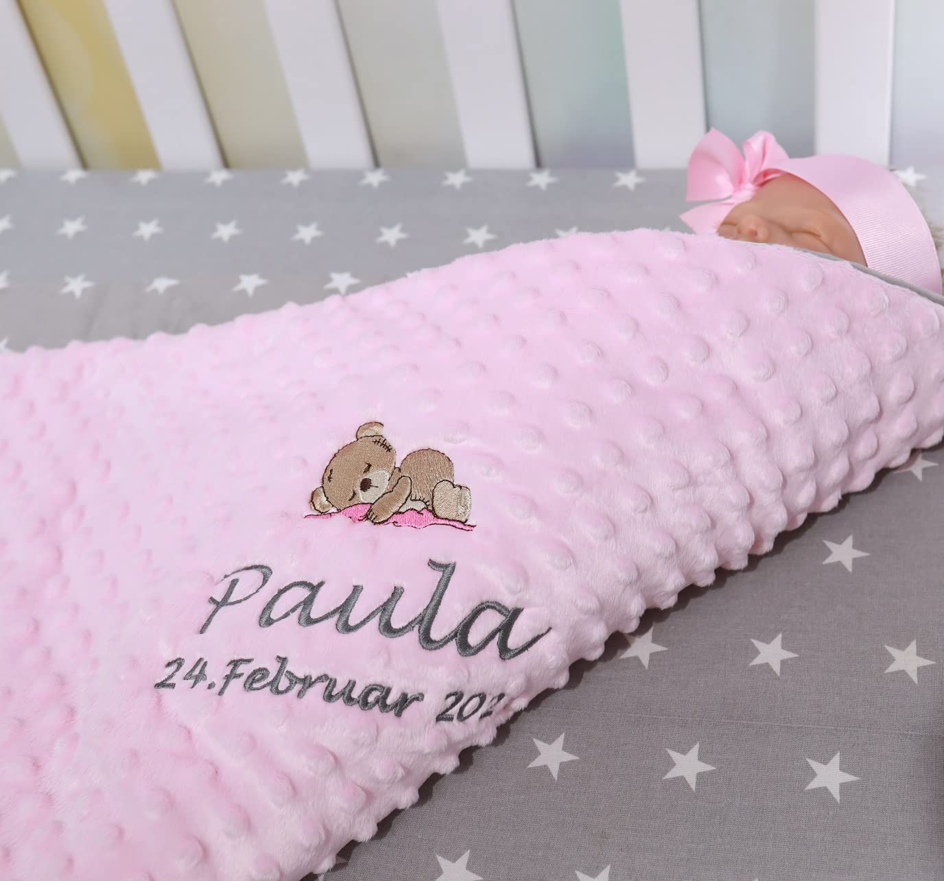 Personalisierte Babydecke mit Namen – Hellrosa Plüsch & graue Baumwolle mit weißen Sternen – Bestickt, Warm & Wintergeeignet, 75x100 cm – Geschenk zur Geburt & Taufe (Hellrosa - Sternen, 75 x 100 cm)