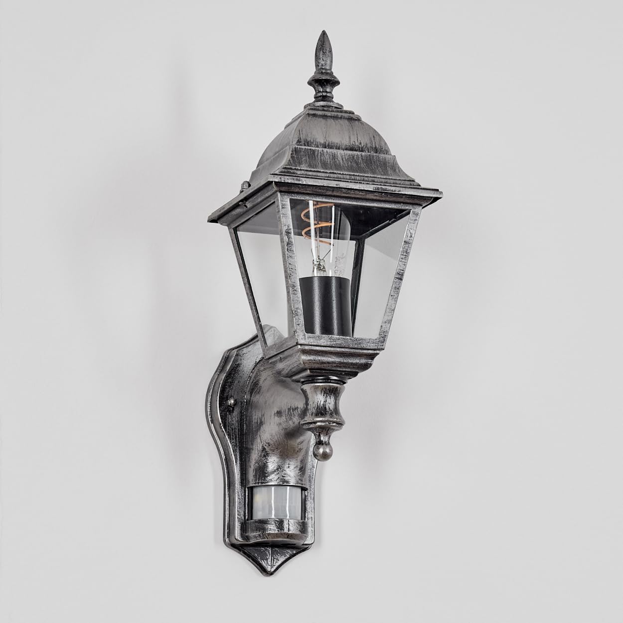 HOFSTEIN Außenwandleuchte Naofe, Außenwandlampe mit Bewegungsmelder aus Metall/Glas in Schwarz/Silber/Klar, Wandleuchte außen im Vintage/Antik/Landhaus-Design, Garten, Hof, Haustür, E27, IP44