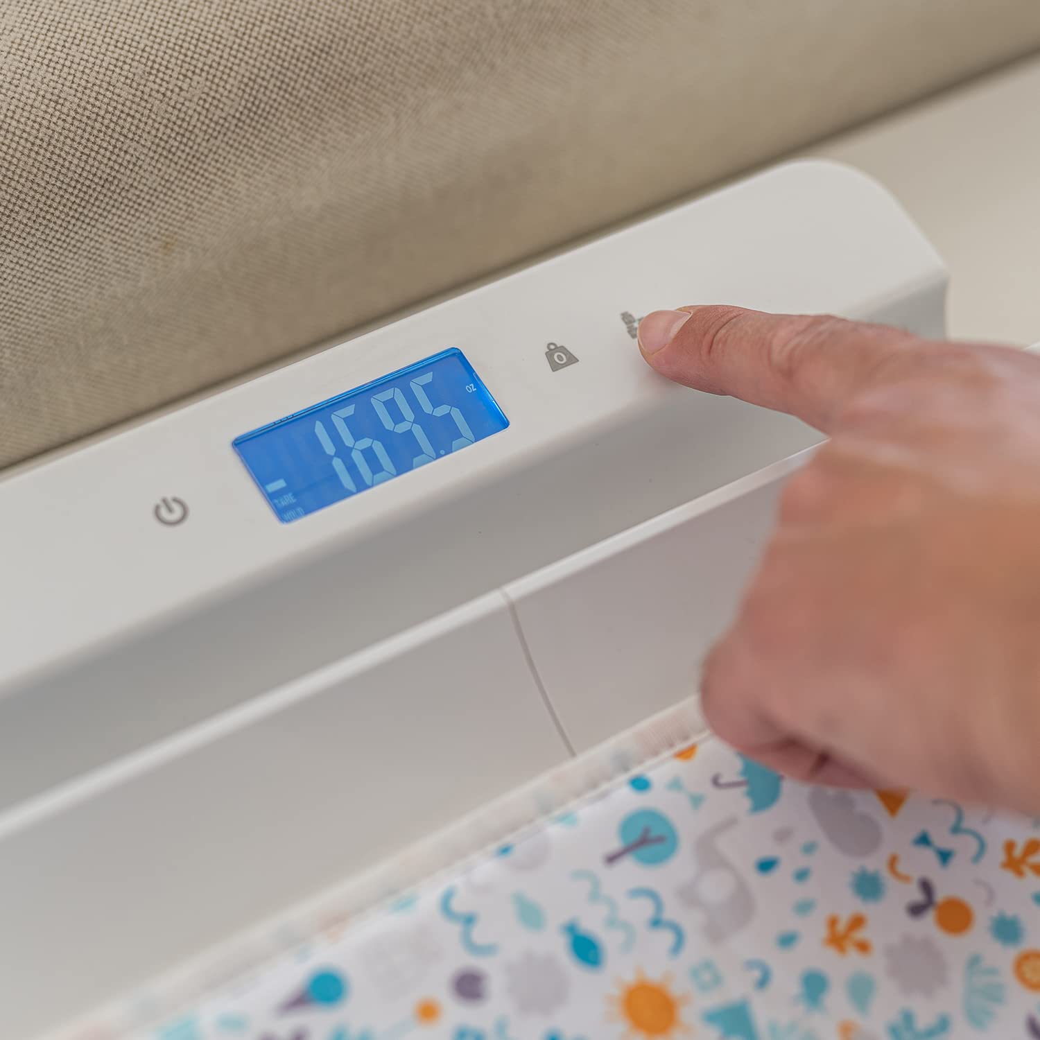 Suavinex, Bilancia Digitale per Neonati e Adulti di ottima precisione, da utilizzare dalla nascita all'età adulta: da 1 kg a 100 kg, Con vassoio della pesata rimovibile