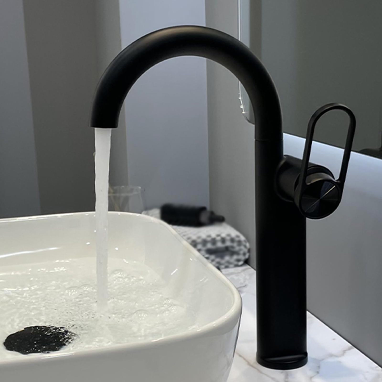 Robinet de salle de bain noir mitigeur de lavabo orientable eau chaude et froide en laiton